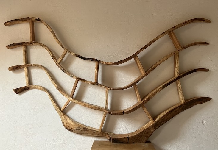 Regalprototyp, in seinen Formen immer dem Holz folgend, geöltes Weidenholz, 2025, verkauft.